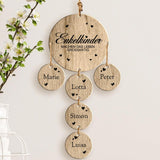 Personalisierte Wanddeko für Oma und Opa – 5 Enkelkindernamen auf runden Holzscheiben - graviert von Love & Faith