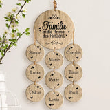 Individuelles Familiengeschenk aus Eichenholz – mit 9 Namen und "Familie ist die Heimat des Herzens"-Spruch, graviert von Love & Faith