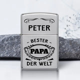 Graviertes silber Benzinfeuerzeug mit Bester Papa der Welt und Namen als Geschenkidee zum Vatertag personalisiert von Love & Faith