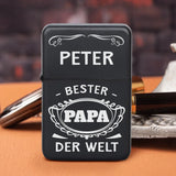 Graviertes schwarzes Benzinfeuerzeug mit Bester Papa der Welt und Namen als Geschenkidee zum Vatertag personalisiert von Love & Faith