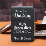 schwarzes Benzinfeuerzeug mit "Scheiß auf Vatertag - Wir lieben dich jeden Tag" personalisiert von Love & Faith