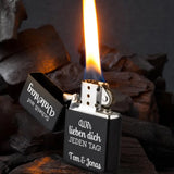 schwarzes Benzinfeuerzeug mit "Scheiß auf Vatertag - Wir lieben dich jeden Tag" personalisiert von Love & Faith