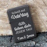 schwarzes Benzinfeuerzeug mit "Scheiß auf Vatertag - Wir lieben dich jeden Tag" personalisiert von Love & Faith