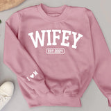 Wifey - Personalisierter Premium Sweater für Ehefrauen mit Initialen