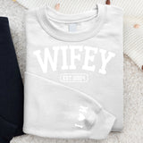 Wifey - Personalisierter Premium Sweater für Ehefrauen mit Initialen