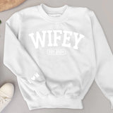 Wifey - Personalisierter Premium Sweater für Ehefrauen mit Initialen