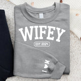 Wifey - Personalisierter Premium Sweater für Ehefrauen mit Initialen