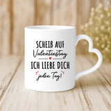 Weiße Tasse mit Herzhenkel und personalisiertem Namen – romantische Geschenkidee von Love & Faith