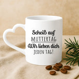Weiße Tasse mit Herzhenkel und personalisiertem Namen – romantische Geschenkidee von Love & Faith