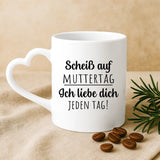 Weiße Tasse mit Herzhenkel und personalisiertem Namen – romantische Geschenkidee von Love & Faith