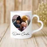 Weiße Tasse mit Herzhenkel und personalisiertem Namen – romantische Geschenkidee von Love & Faith