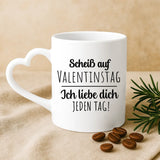 Weiße Tasse mit Herzhenkel und personalisiertem Namen – romantische Geschenkidee von Love & Faith