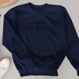Dunkelblauer Pullover mit Mamasaurus Spruch und Kindernamen alls Dinosaurier personalisiert gedruckt von Love & Faith