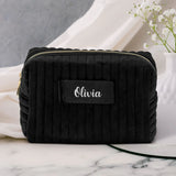 Schwarze Samtkosmetiktasche mit eigenem Namen in Silber personalisiert bedruckt von Love & Faith