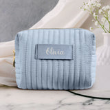 hellblaue Samtkosmetiktasche mit eigenem Namen in Silber personalisiert bedruckt von Love & Faith