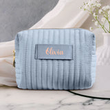 Himmelblaue Samtkosmetiktasche mit eigenem Namen in Roségold personalisiert bedruckt von Love & Faith