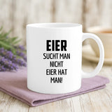 Personalisierte Tasse mit Druck zu Ostern – Eier sucht man nicht – Motiv 2