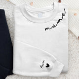 Weißer Pullover mit Mama Schriftzug und Kindernamen auf dem Ärmel - Personalisiertes Geschenk von Love & Faith