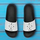 schwarz-weiße Badeschlappen für Männer mit personalisierbarem Druck für Papa mit Jahreszahl von Love & Faith