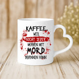 Weiße Tasse mit Herzhenkel mit "Kaffee, weil nicht jeder Morgen mit Mord beginnen kann" Spruch und personalisiertem Namen originelle Geschenkidee von Love & Faith