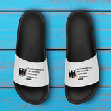 schwarz/weiße Badeschlappen Bundesinstitut für lecker Bierchen personalisiert von Love & Faith