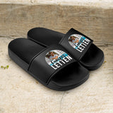 Schwarze Badeschlappen mit Camperletten mit eigenem Namen fürs Camping personalisiert mit Love & Faith