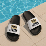 Personalisiertes Geschenk - schwarzweiße Badeschlappen mit persönlichem Spruch und Namen.png