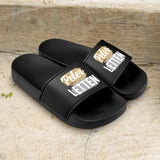 Schwarze Badeschlappen mit eigenem Namen personalisiert mit Love & Faith