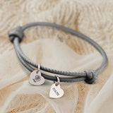 Personalisiertes PU-Lederarmband mit 2 gravierten Silber-Herz-Anhängern mit Geburtstag und Blume in antrazith - gefertigt von Love & Faith