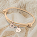 Personalisiertes PU-Lederarmband mit 2 gravierten RoséGold-Herz-Anhängern mit Geburtstag und Blume in Cappuccino - gefertigt von Love & Faith