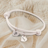 Personalisiertes PU-Lederarmband mit 2 gravierten Silber-Herz-Anhängern mit Geburtstag und Blume in Creme - gefertigt von Love & Faith