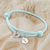 Personalisiertes PU-Lederarmband mit 2 gravierten Silber-Herz-Anhängern mit Geburtstag und Blume in Mint - gefertigt von Love & Faith