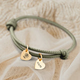 Personalisiertes PU-Lederarmband mit 2 gravierten Gold-Herz-Anhängern mit Geburtstag und Blume in Olivgrün - gefertigt von Love & Faith