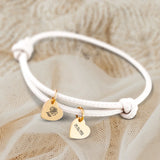 Personalisiertes PU-Lederarmband mit 2 gravierten Gold-Herz-Anhängern mit Geburtstag und Blume in Weiß - gefertigt von Love & Faith