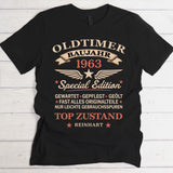 Schwarzes T-Shirt für Männer zum Geburtstag mit Oldtimer Baujahr Geburtstag personalisiert mit witzigem Spruch gedruckt von Love & Faith