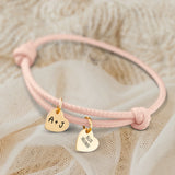 Personalisiertes PU-Lederarmband mit 2 gravierten Gold-Herz-Anhängern mit mit Initialen in altrosa - gefertigt von Love & Faith