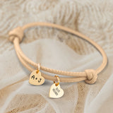 Personalisiertes PU-Lederarmband mit 2 gravierten Gold-Herz-Anhängern mit mit Initialen in Cappuccino - gefertigt von Love & Faith