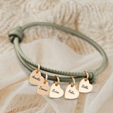 olivgrünes Lederarmband mit Gravur von goldenen Herzanhängern personalisierte Geschenkidee von Love & Faith