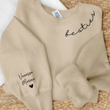 Beiger Sweater mit Mama Schriftzug und Kindernamen auf dem Ärmel - Personalisiertes Geschenk von Love & Faith