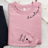 Rosa Pullover mit Mama Schriftzug und Kindernamen auf dem Ärmel - Personalisiertes Geschenk von Love & Faith
