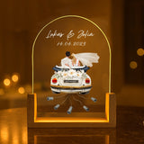 Leuchtender LED Aufsteller zum Jahrestag mit Holzsockel mit Illustration vom Brautpaar als Geschenkidee von Love & Faith