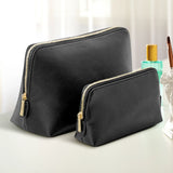 Größenvergleich PU Kosmetiktasche 0,75 Liter und 3 Liter groß mit Initiale und Name personalisiert von Love & Faith