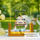 Leuchtender LED Aufsteller zum Jahrestag mit Holzsockel mit Illustration vom Brautpaar als Geschenkidee von Love & Faith