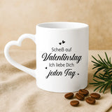 Weiße Tasse mit Herzhenkel mit personalisiertem Valentins-Spruch und Namen – individuelle Geschenkidee von Love & Faith