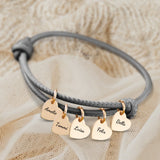 graues Lederarmband mit Gravur von gold Herzanhängern personalisierte Geschenkidee von Love & Faith