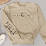 Beiger Pullover personalisiert mit Mamasaurus und Kindernamen mit Dinos gedruckt von Love & Faith