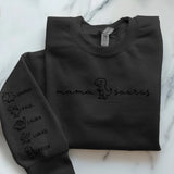 Schwarzer Pullover personalisiert mit Mamasaurus und Kindernamen gedruckt von Love & Faith