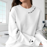 Weißer Pullover mit Mama Schriftzug und Kindernamen auf dem Ärmel - Personalisiertes Geschenk von Love & Faith