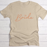 Beige T-Shirt Brustdruck "Bride" als personalisiertem Spruch als Hochzeitsgeschenkidee von Love & Faith
