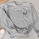 grauer Sweater für Papa personalisiert mit Kindernamen zum Vatertag von Love & Faith